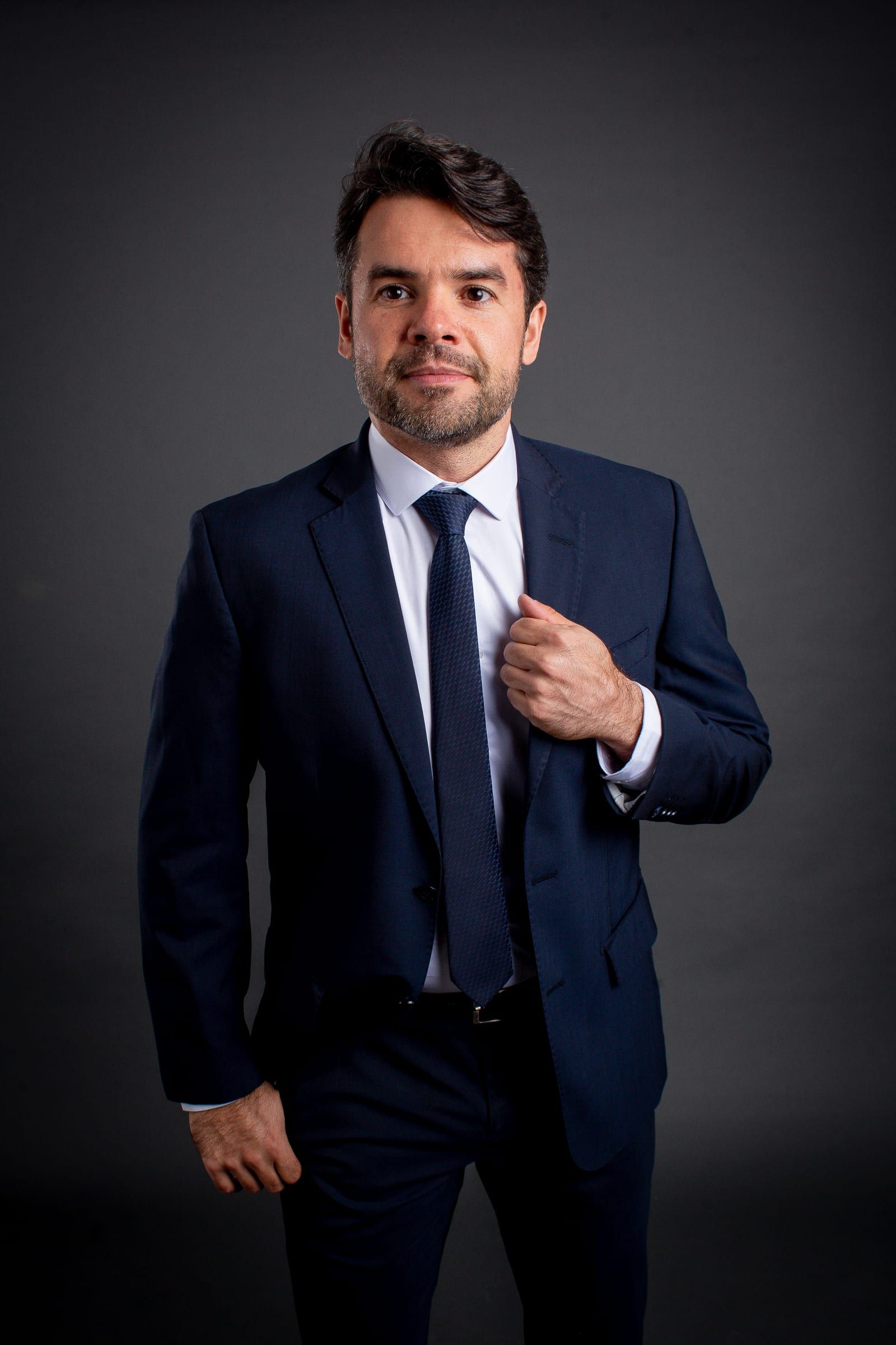 Tiago Torres, planejador financeiro CFP®, de terno azul-marinho