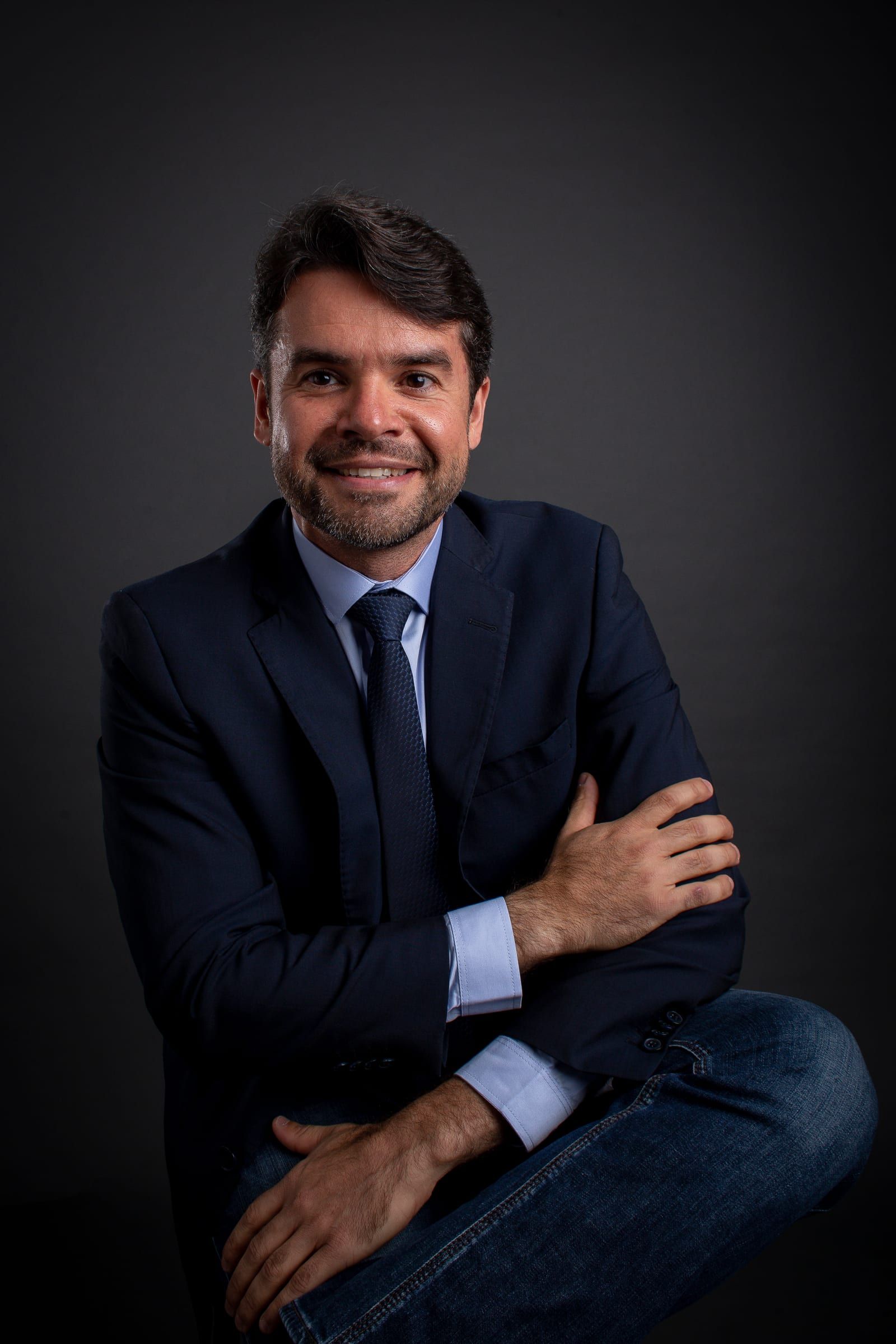 Tiago Torres sorrindo, de braços cruzados